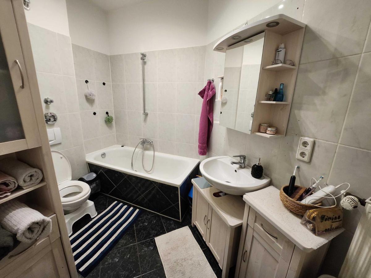 Kwatera prywatna One Private Available In A Two In Tegel, Berlin