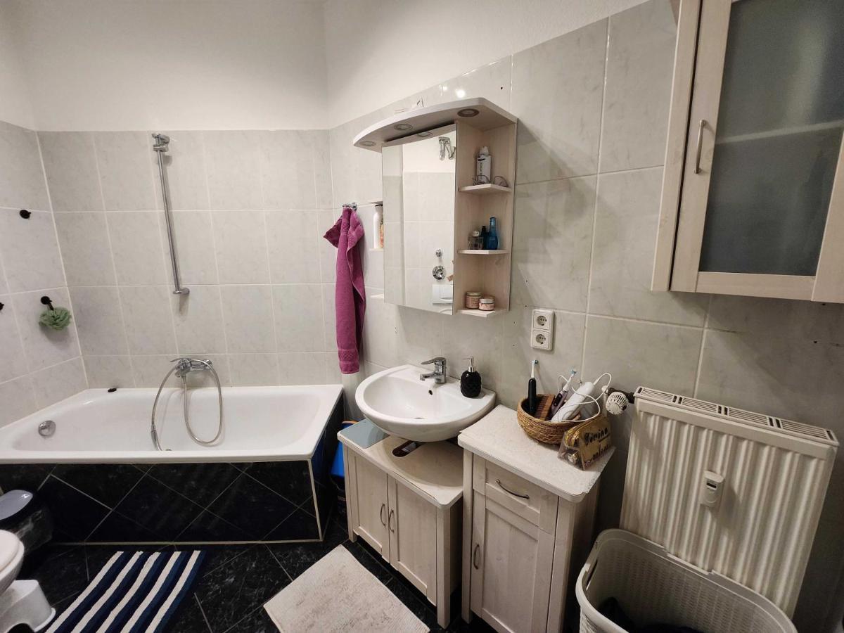One Private Available In A Two In Tegel, Séjour chez l'habitant *